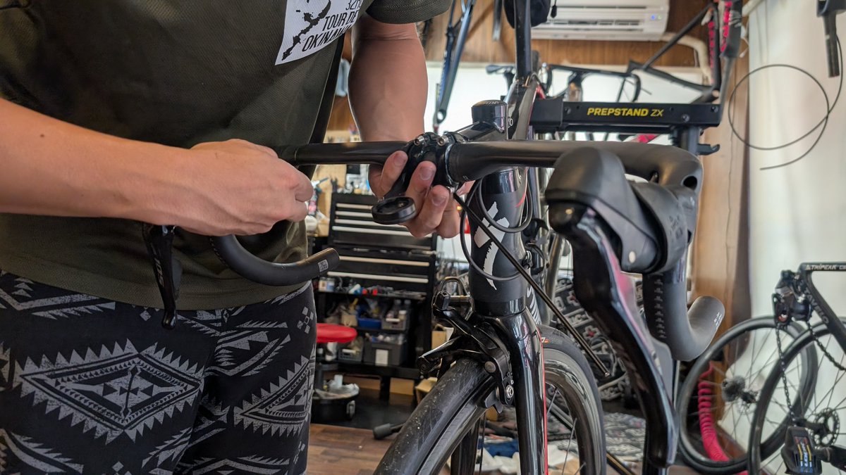 VeloApex's tweet photo. 本日もお店オープンしています！

​今日は高校生のお客様のロードバイク、ワイヤーとバーテープの交換をしました。

​愛車の点検やメンテナンスは、お気軽にご相談ください！☺️

【LINEで簡単来店予約！】
https://t.co/bizteVkTnH

【営業時間】12:00〜19:00
【定休日】不定休
#ロードバイク https://t.co/uGDzTtfTYU