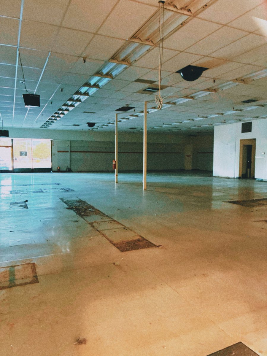 GravesTapes's tweet photo. That old mall https://t.co/5POVzTJnSY