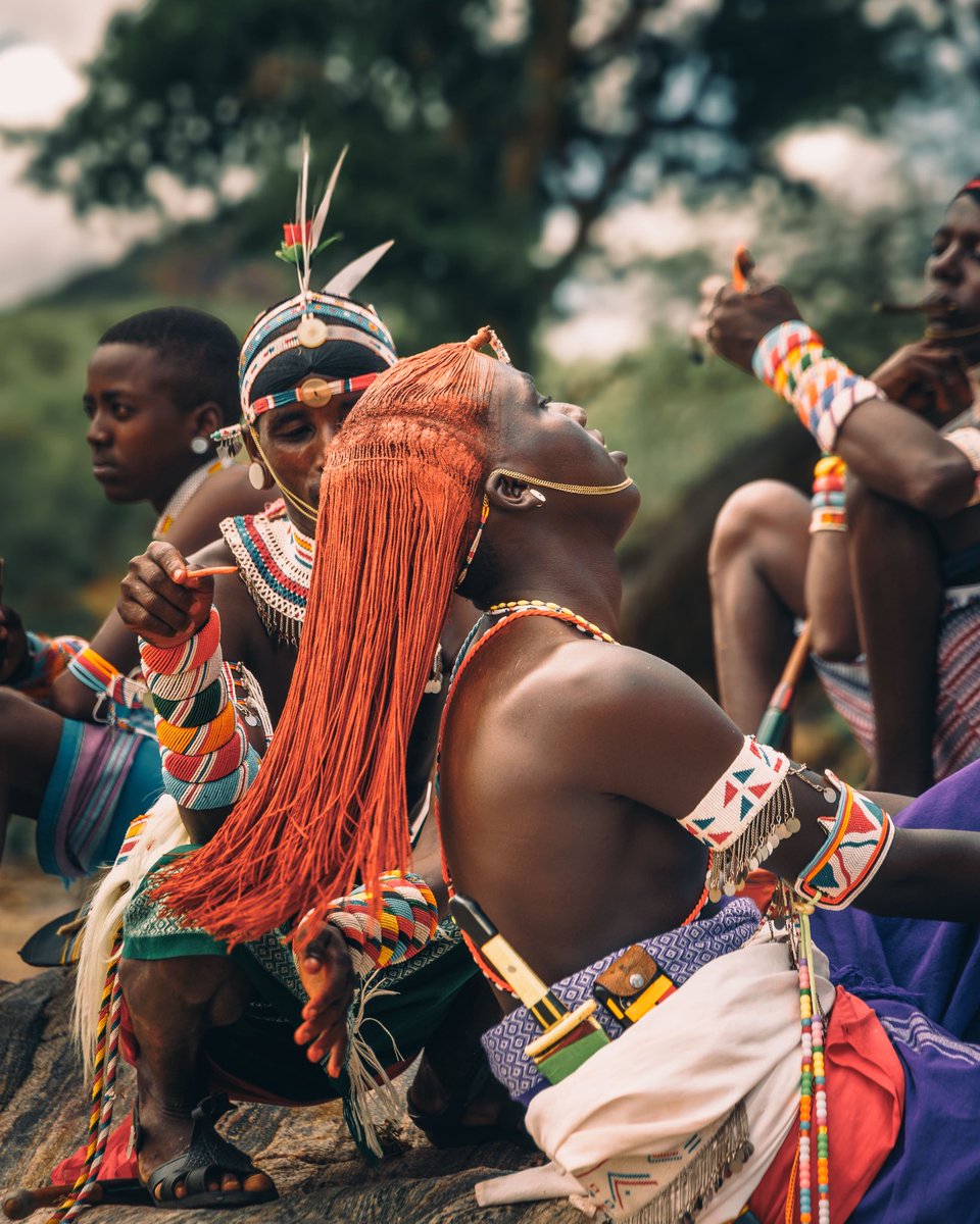 Samburu morans resting on sunlit rocks in Ngilai Conservancy,a scene from a walking safari. Their ochre-coated braids, vibrant beadwork, and layered shukas speak of identity, pride, and warriorhood rooted in tradition.

📍 Samburu,Kenya