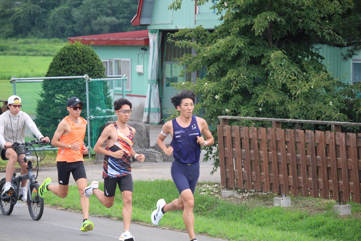 kushiro_sports's tweet photo. \陸上合宿🏃‍♂️/

  #旭化成陸上部 ✨
@ak_rikujo 

本年のニューイヤー駅伝で5年ぶり26回目の優勝を果たしたチャンピオンチームによるチーム合宿🏋️

約1ヶ月釧路に滞在するロング合宿🙇‍♂️
写真撮影日は布伏内コースで距離走を実施📸

#釧路市  #釧路陸上合宿2025 https://t.co/bqrinnponP