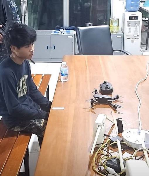 คนไทยไม่รักประเทศ!! รับจ้างบินโดรนแลกยาเสพติด! 
ที่ จ.สระแก้ว พบมากกว่า 20 ลำ! คาดว่าตรวจไม่พบอีกหลายลำ
ที่ อ.วัฒนานคร  จับคนบินโดรนได้คาหนังคาเขา เป็น "คนไทย" ให้การว่ามีคนจ้างบินแลกกับยาเสพติด
จนท.เชื่อว่า  ฝ่ายกัมพูชาต้องการทดสอบการ anti drone ของไทย