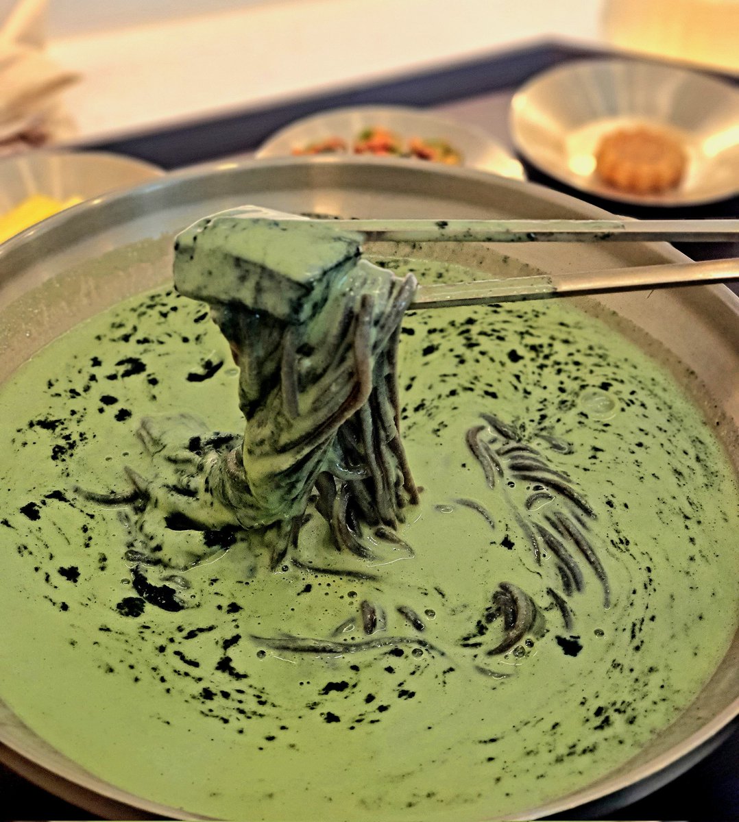 yls122850's tweet photo. 여러분 제가 오늘 아주..특이한걸 먹고와서 자랑합니다
메르밀진미집 말차콩국수
아주 고소하고 슴슴하고 진한 말차두유라떼에 면과 떡을 말아먹는 맛이 난답니다
마시써용. 논현이나 전주 가실 일 있으시면 드셔보세요 https://t.co/eLj5T64HSR