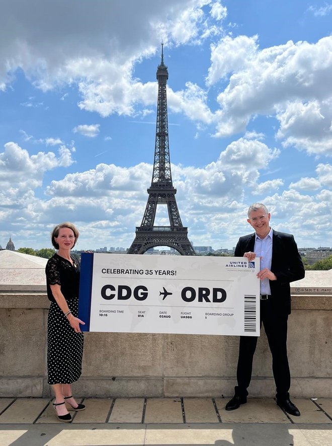 United Airlines célèbre cette semaine un anniversaire emblématique : 35 ans de vols sans escale entre Paris et Chicago O’Hare. 

Depuis le premier vol opéré le 2 août 1990 en Boeing 767-200ER de 168 sièges, la compagnie a transporté plus de 4 millions de passagers sur plus de 24