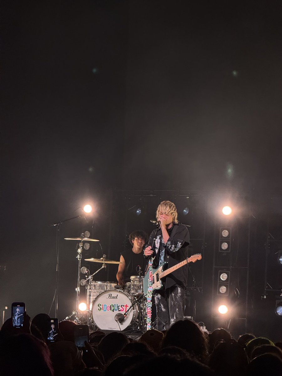 mbdeatherage07's tweet photo. something in me healed tonight. 

thank you, @Michael5SOS 🖤

(and tysm @8123Samm for making it happen) https://t.co/ccBERdTdhW