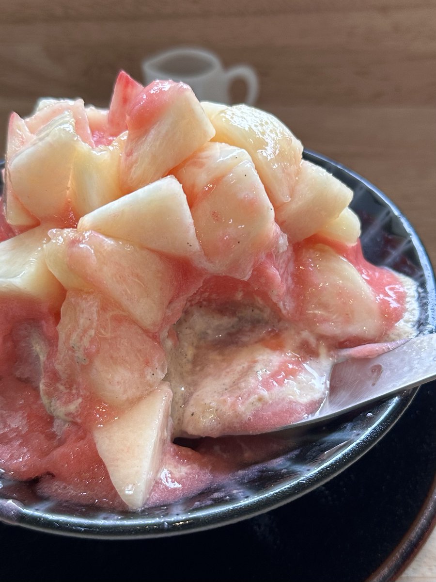 xqueen___a's tweet photo. 清澄白河Dayの「桃×アールグレイ」かき氷レベチで美味しかった🥹🍑中にふんわり紅茶ムースが入ってて、途中でチャイシロップをかけて味変。最後まで飽きないかき氷はじめてで感動！！絶対食べて(しかもストーリーメンションで1000円引きなる)(神) https://t.co/vRTdnhFN1z