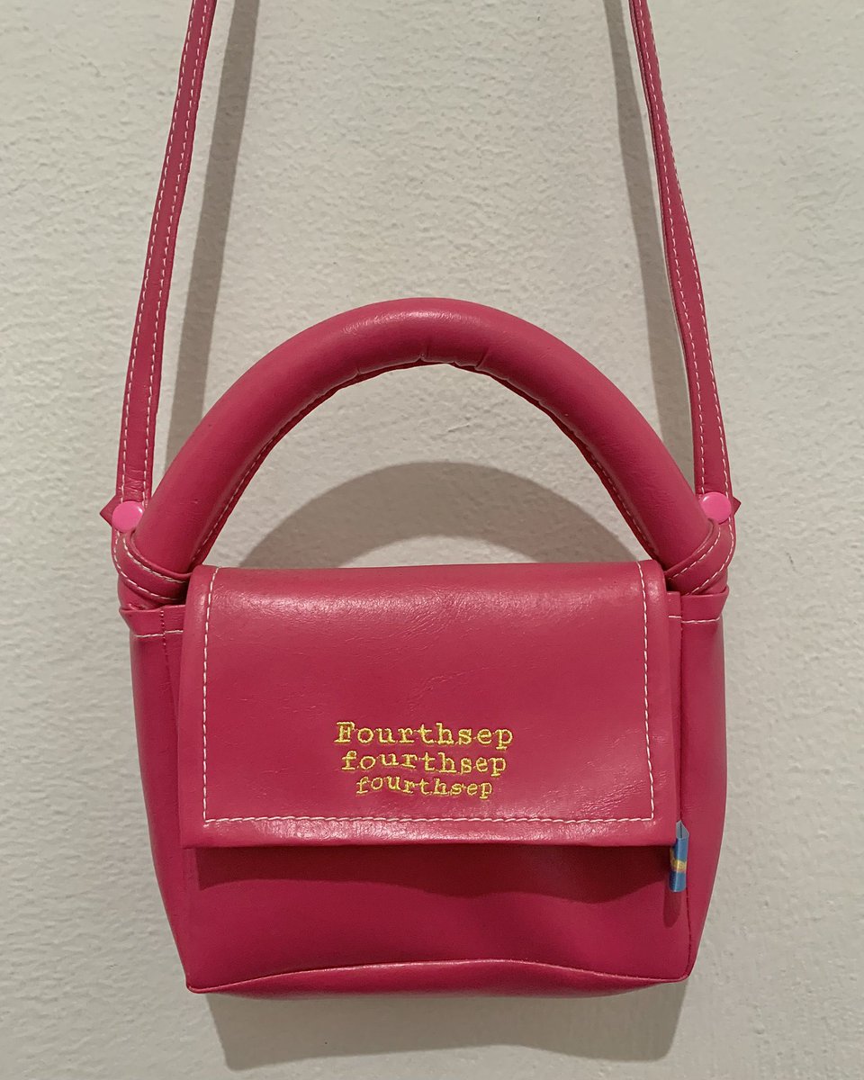 wts fourthsep BKK warna fuschia like new (sekali pake) 70K 🩷 
uk 18*10 cm
👛 brand bangkok
bisa co oyen