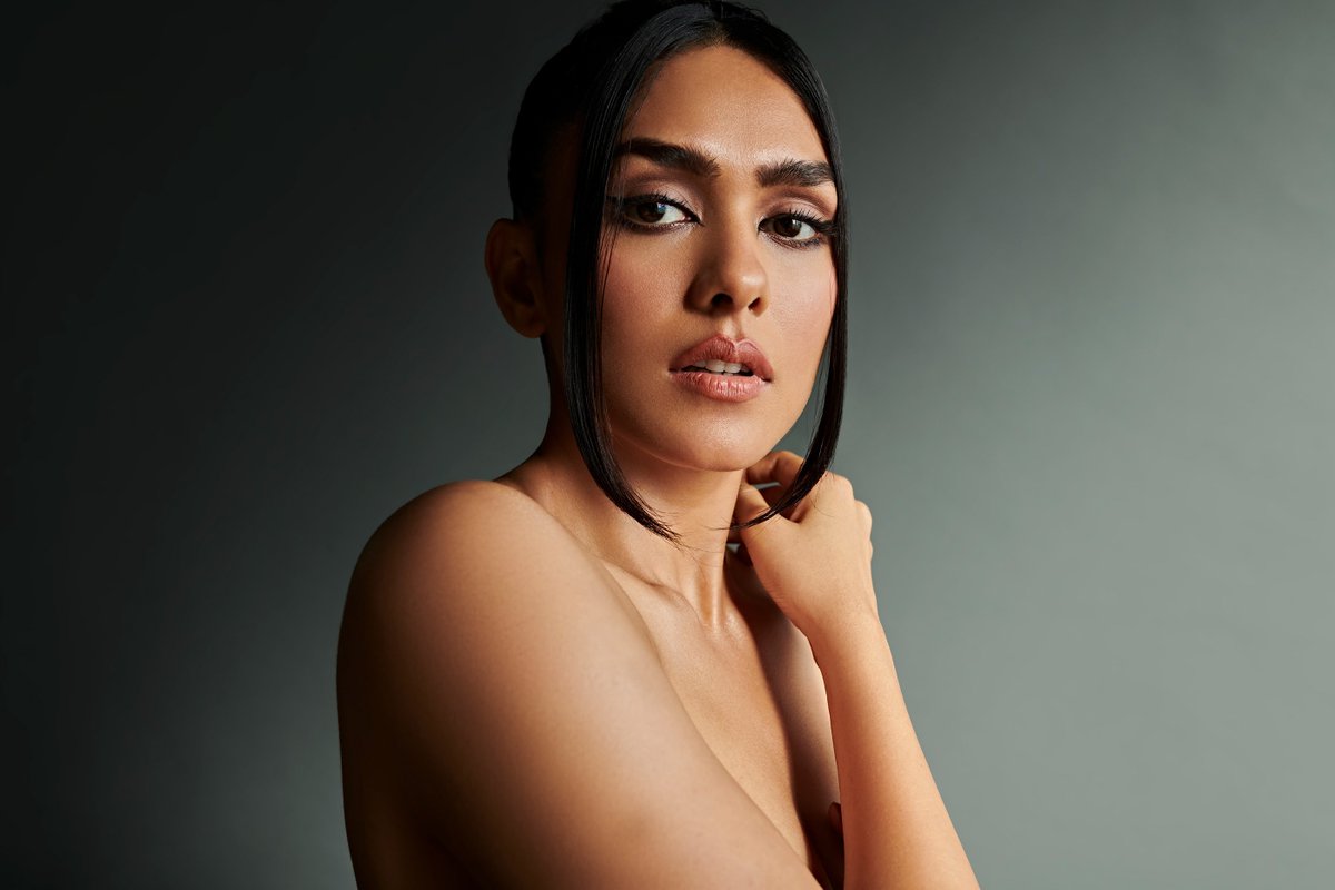 Desi_licious_'s tweet image. Happy Birthday Mrunal Thakur 🖤🖤🖤
#MrunalThakur #HBDMrunalThakur 
#SOS2 #SonOfSardaar2