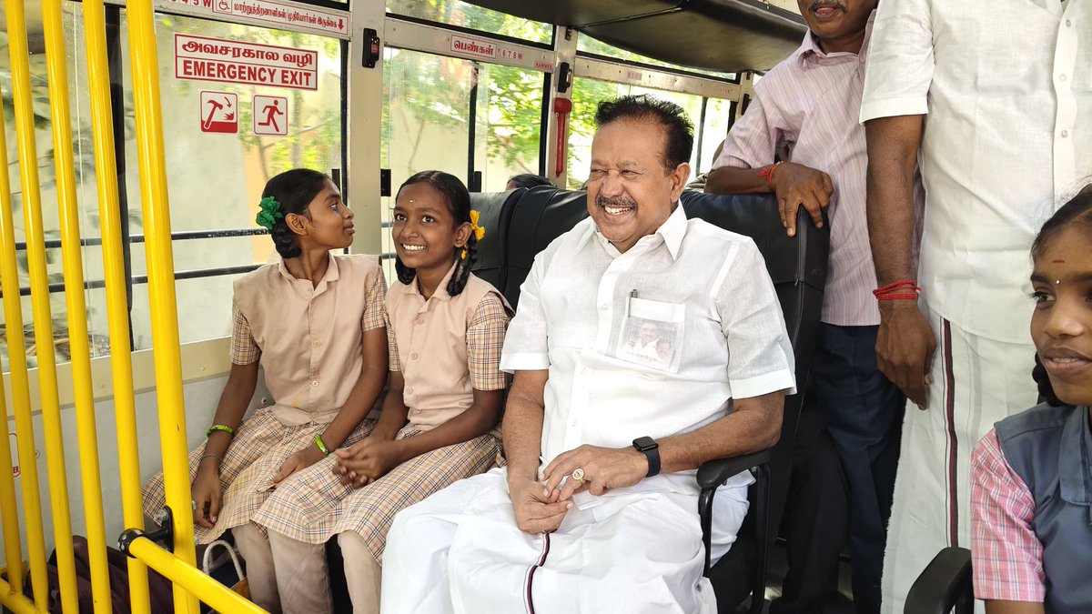 கழகத் தலைவர் மாண்புமிகு தமிழ்நாடு முதலமைச்சர் தளபதி <a href="/mkstalin/">M.K.Stalin</a> அவர்களின் நல்வாழ்த்துக்களுடன்,
திருக்கோவிலூர் சட்டமன்ற தொகுதியில், ஏரளூர் பொதுமக்களின் கோரிக்கையான விழுப்புரத்திலிருந்து ஏரளூர் வழியாக திருவெண்ணெய்நல்லூர் அரசு கல்லூரி வரை செல்லும் புதிய பேருந்து வழித்தடம்" வைப்பதற்கான