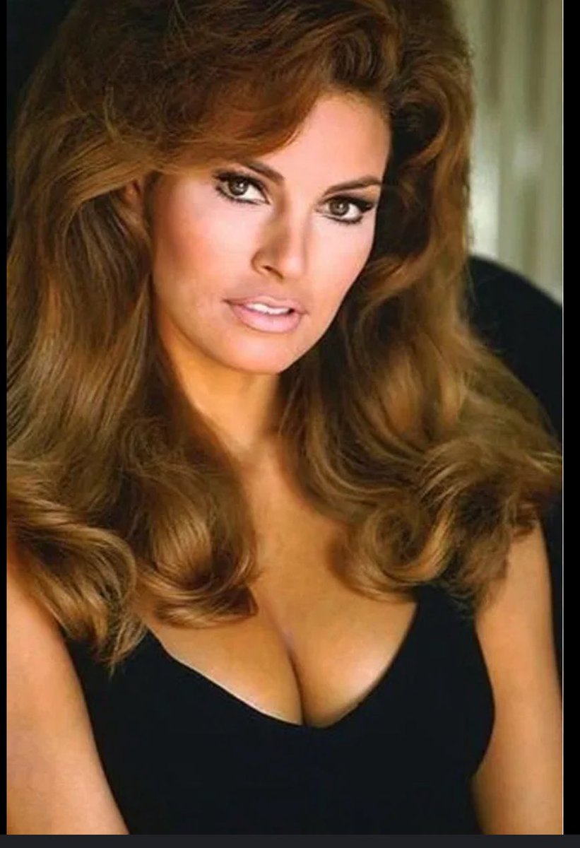 What Hollywood thinks is stunning…and what men really think is stunning.