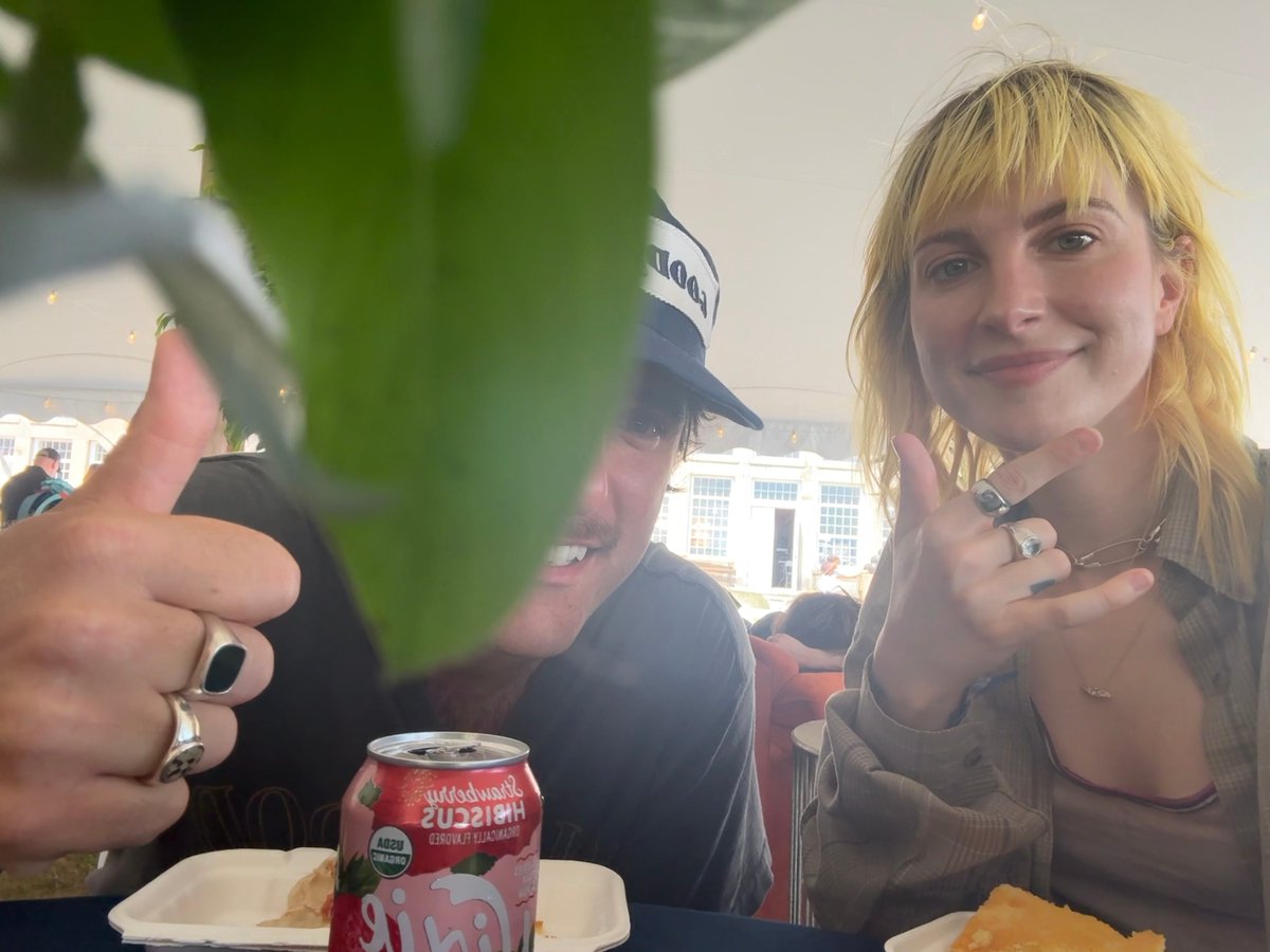 paramorebrasil's tweet photo. Nova foto de Hayley e Zac no Newport Folk Festival 📷 https://t.co/1YZP2VFOGC