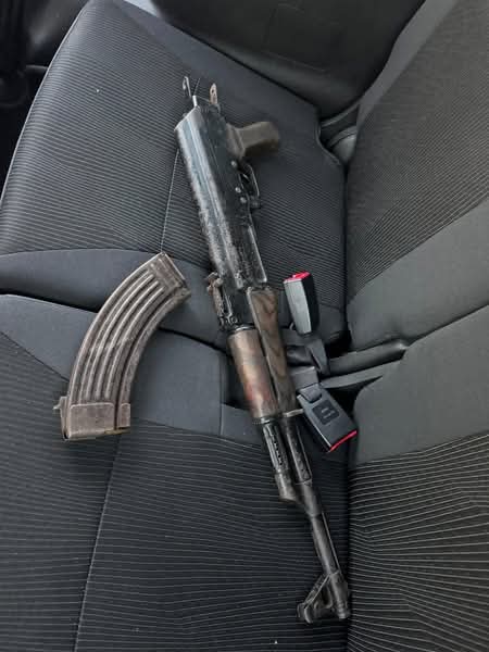 HITMAN ARRESTED IN KZN AFTER KILLING THREE PEOPLE 

Police in KwaZulu-Natal have arrested a 38-year-old man for three counts of murder, attempted murder and armed robbery on Wednesday, 30 July 2025 at Nhlabankosi in Umthwalume.

On 27 June 2024, Sandile Mkhize (45), Xoliswa