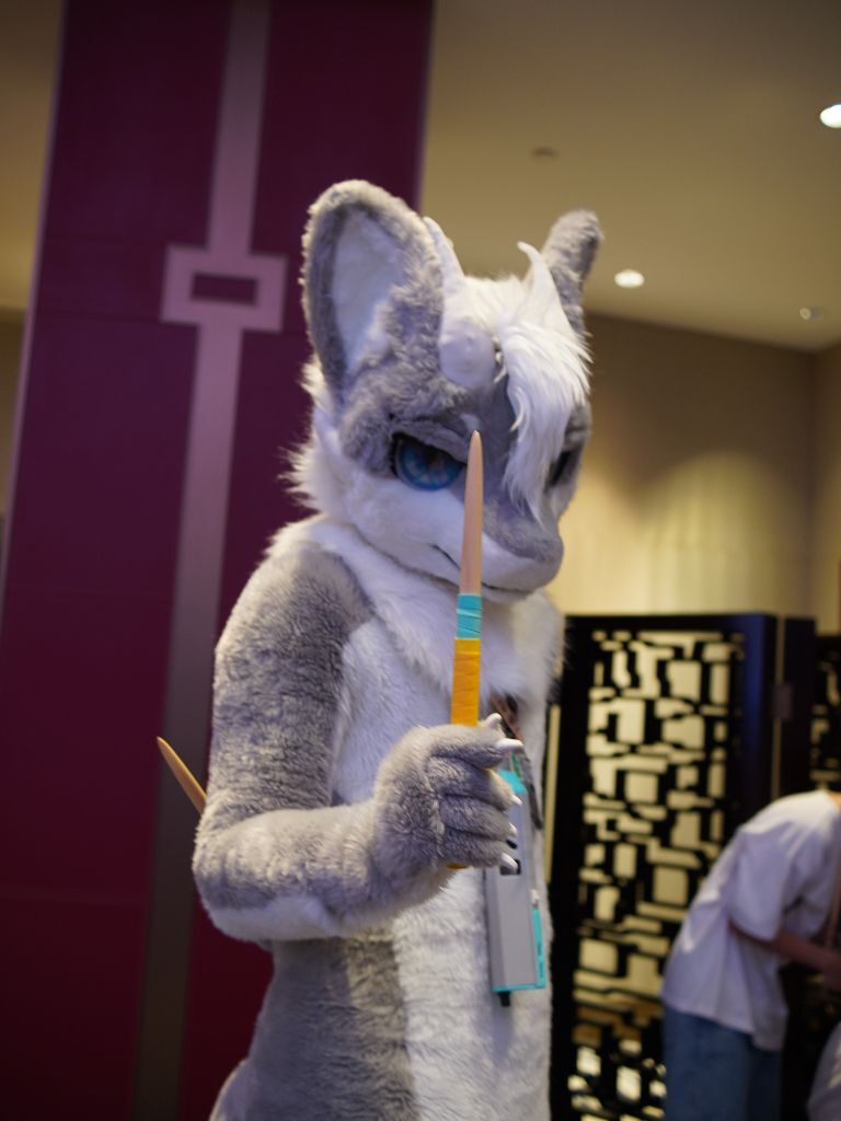 #FursuitFridays 
没有带剑就用鼓棒敬礼的枫炎