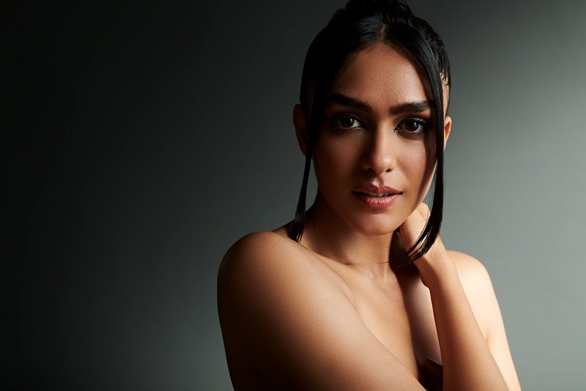 Desi_licious_'s tweet image. Happy Birthday Mrunal Thakur 🖤🖤🖤
#MrunalThakur #HBDMrunalThakur 
#SOS2 #SonOfSardaar2