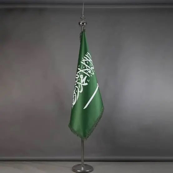 كل ماذكرت إني مواطن سعودي
أرفع يديني للسما و احمد الله ..🇸🇦