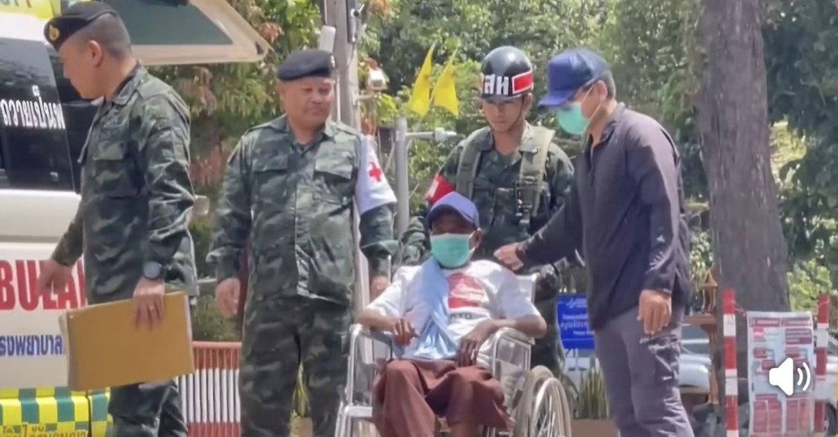 KhaosodEnglish's tweet photo. Thai border officials at Chong Jom, Surin Province, returned two detained Cambodian men to Cambodia on August 1st after providing medical treatment.

One detainee had a broken arm and infected hip wound, while the other suffered psychological distress believed caused by combat stress. Both received initial treatment from Thai authorities before transfer.

Officials followed Geneva Convention protocols and Thai laws regarding humane treatment of detainees, including anti-torture and immigration regulations. #surin #thailand