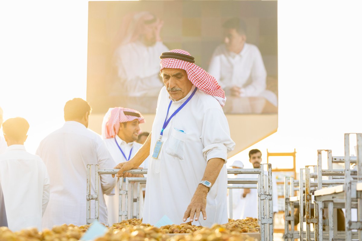 مع إشراقة اليوم الأول لانطلاق #موسم_عنيزة_الدولي_للتمور يتفاعل المتسوقون مع الدلالين وتتناغم أصوات الحراك الاقتصادي في حدث موسمي يتكرر في ذاكرة #عنيزة ، من أرضها الخير و #من_ثراها الاقتصاد ينمو ويثمر .