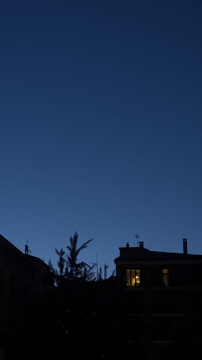 #compartetuamanecer
#egunsentia #summer
#amanecer de hoy por Estella-Lizarra.

A disfrutar del día👌🏾