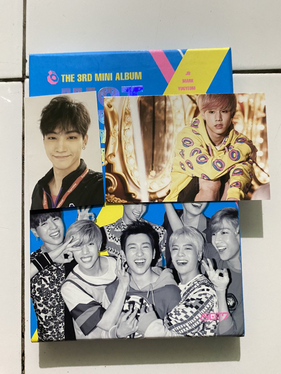 gyeomgans's tweet photo. ada yg masih cari album lama GOT7? aku masih ada beberapa dan masih ada pob nya juga, aku berniat jual koleksi ku untuk harga nya bisa di diskusikan dm aja yaa 🥰 https://t.co/hjwYmU1Iw7