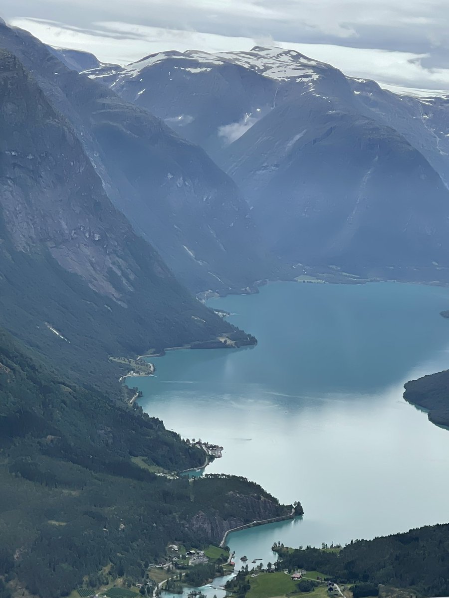 تشعر بالحرية عندما تكتشف جمال العالم من أعلى القمم  🏔️

#ملامح_وجودك