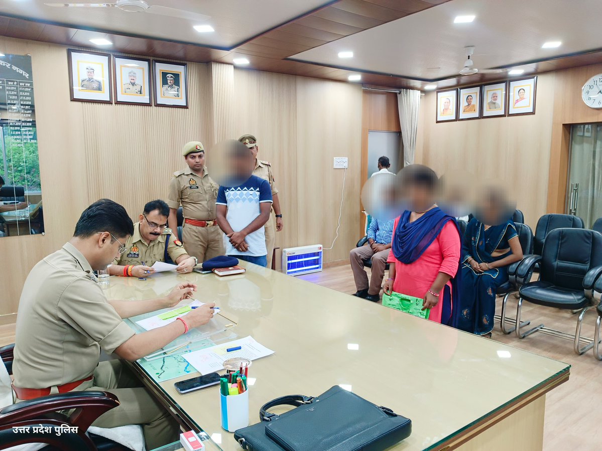 AMBEDKARNAGAR POLICE (@ambedkarnagrpol) on Twitter photo #SP_рдЕрдореНрдмреЗрдбрдХрд░рдирдЧрд░ рд╢реНрд░реА рдХреЗрд╢рд╡ рдХреБрдорд╛рд░ рджреНрд╡рд╛рд░рд╛ рдкреБрд▓рд┐рд╕ рдХрд╛рд░реНрдпрд╛рд▓рдп рдореЗрдВ рдЖрдпреЗ рдлрд░рд┐рдпрд╛рджрд┐рдпреЛрдВ рдХреА рдЬрдирд╕реБрдирд╡рд╛рдИ рдХрд░ рдЙрдирдХреА рд╕рдорд╕реНрдпрд╛рдУ рдХреЛ рд╡рд┐рд╕реНрддрд╛рд░рдкреВрд░реНрд╡рдХ рд╕реБрдирдХрд░ рдлрд░рд┐рдпрд╛рджрд┐рдпреЛрдВ рдХреЛ рдиреНрдпрд╛рдп рдХрд╛ рднрд░реЛрд╕рд╛ рджрд┐рд▓рд╛рддреЗ рд╣реБрдпреЗ рдЙрдирдХреА рд╕рдорд╕реНрдпрд╛рдУрдВ рдХрд╛ рдиреНрдпрд╛рдпреЛрдЪрд┐рдд рдирд┐рд╕реНрддрд╛рд░рдг рдХрд░рдиреЗ рд╣реЗрддреБ рд╕рдореНрдмрдиреНрдзрд┐рдд рдХреЛ рдирд┐рд░реНрджреЗрд╢рд┐рдд рдХрд┐рдпрд╛ рдЬрд╛ рд░рд╣рд╛ред
#UPPolice
#ambedkarnagarpolice #SP_рдЕрдореНрдмреЗрдбрдХрд░рдирдЧрд░ рд╢реНрд░реА рдХреЗрд╢рд╡ рдХреБрдорд╛рд░ рджреНрд╡рд╛рд░рд╛ рдкреБрд▓рд┐рд╕ рдХрд╛рд░реНрдпрд╛рд▓рдп рдореЗрдВ рдЖрдпреЗ рдлрд░рд┐рдпрд╛рджрд┐рдпреЛрдВ рдХреА рдЬрдирд╕реБрдирд╡рд╛рдИ рдХрд░ рдЙрдирдХреА рд╕рдорд╕реНрдпрд╛рдУ рдХреЛ рд╡рд┐рд╕реНрддрд╛рд░рдкреВрд░реНрд╡рдХ рд╕реБрдирдХрд░ рдлрд░рд┐рдпрд╛рджрд┐рдпреЛрдВ рдХреЛ рдиреНрдпрд╛рдп рдХрд╛ рднрд░реЛрд╕рд╛ рджрд┐рд▓рд╛рддреЗ рд╣реБрдпреЗ рдЙрдирдХреА рд╕рдорд╕реНрдпрд╛рдУрдВ рдХрд╛ рдиреНрдпрд╛рдпреЛрдЪрд┐рдд рдирд┐рд╕реНрддрд╛рд░рдг рдХрд░рдиреЗ рд╣реЗрддреБ рд╕рдореНрдмрдиреНрдзрд┐рдд рдХреЛ рдирд┐рд░реНрджреЗрд╢рд┐рдд рдХрд┐рдпрд╛ рдЬрд╛ рд░рд╣рд╛ред
#UPPolice
#ambedkarnagarpolice