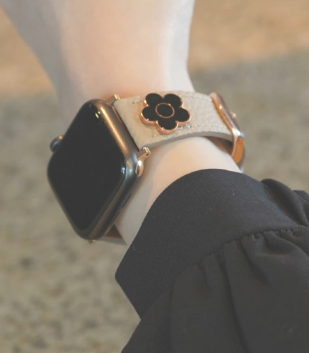 マリクワのApple Watchベルト、手首に小さなお花が咲くみたいでかわいい→ずるい→欲しい、の3連コンボ。
スタバで美女がしてるの見て二度見。…そりゃバズるわ…（秒でポチった）