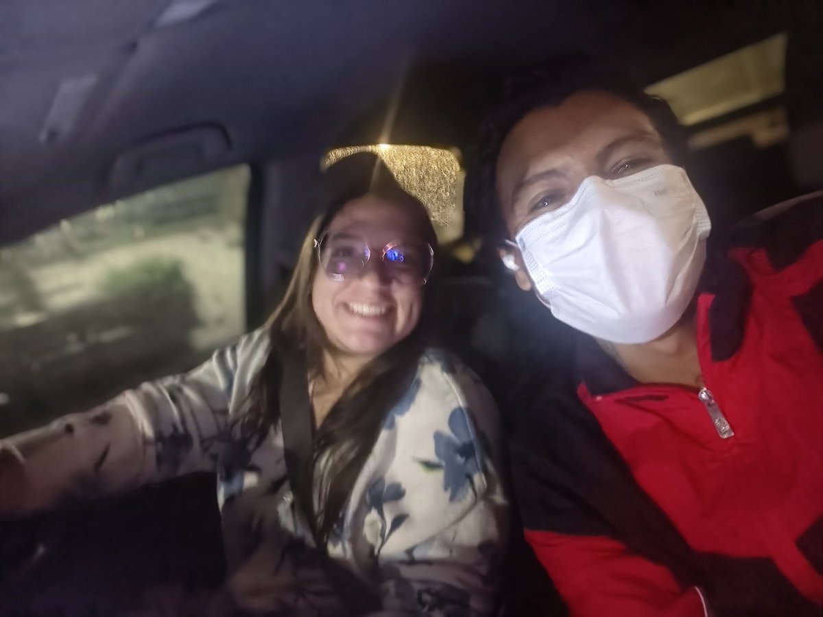 Los envíos de todos los paquetes hoy fueron gracias a Daniela Cuevas una chica que me encontró en la esquina del DHL literal solo pasaban los coches. Gracias a Dani pude entrar y salir de la paquetería. Aquí andamos amix, siempre trabajando en contra de todo 🫰🏾✨🙌🏾 que alegría