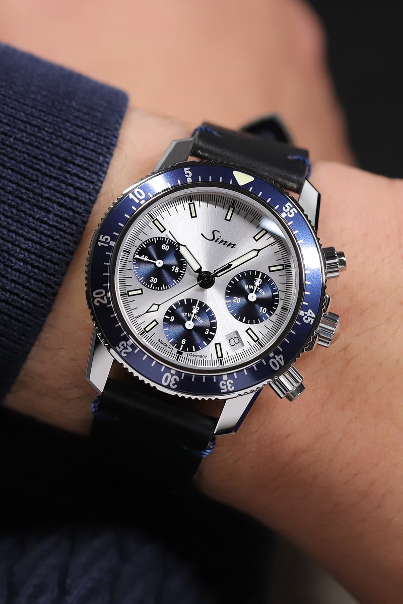 Worn with cowhide strap in Vintage-Style (black, contrasting seam blue) on a 6.7” wrist, the 103 Klassik Dreier with 41 mm case measures 47.4 mm from lug to lug (12-6 o’clock).

Discover the 103 Klassik Dreier:
sinn.de/en/103-klassik…