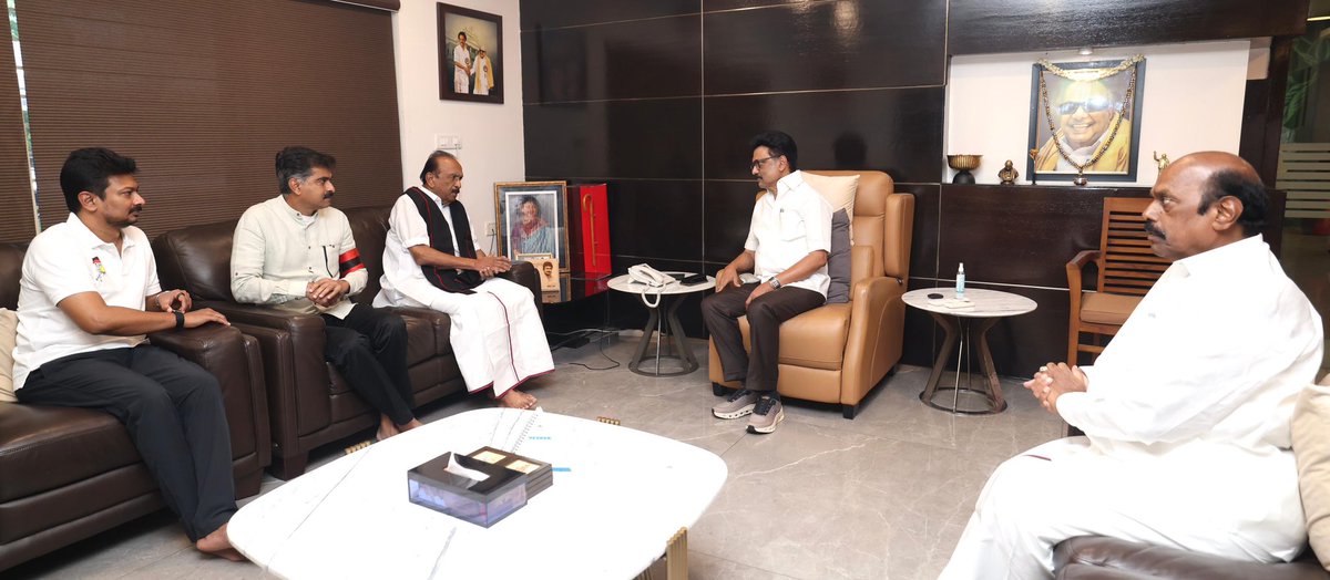 Udhaystalin's tweet photo. மாண்புமிகு முதலமைச்சர் @mkstalin அவர்களை, மதிமுக பொதுச் செயலாளர் அண்ணன் வைகோ அவர்கள், மக்களவை உறுப்பினர் சகோதரர் @duraivaikooffl மற்றும் அக்கட்சியின் நிர்வாகிகள் இல்லத்தில் சந்தித்து நலம் விசாரித்த போது உடனிருந்தோம். அவர்களுக்கு என் அன்பும், நன்றியும்.
@evvelu https://t.co/PSChxGY3Zi