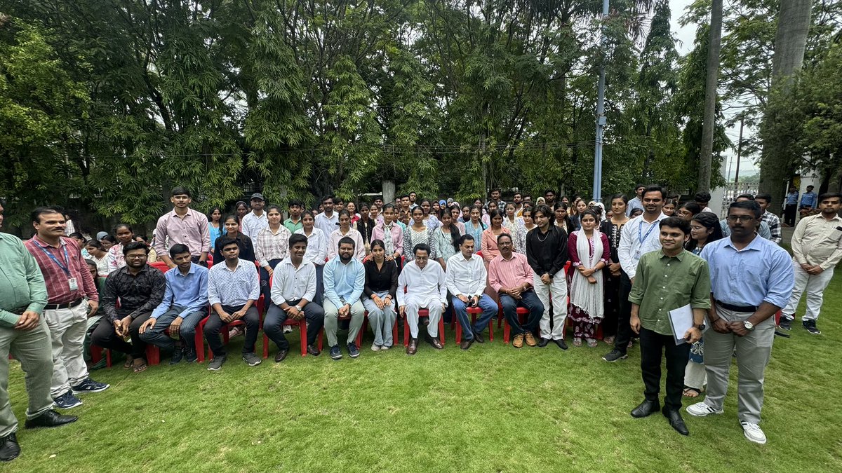 “आज शिकारपुर निवास पर NIIT, Infosys एवं उन्नति फाउंडेशन में माननीय पूर्व मुख्यमंत्री श्री कमलनाथ जी के माध्यम से तकनीकी प्रशिक्षण प्राप्त कर स्वरोजगार एवं नौकरियों से जुड़ रहे सैकड़ों युवा छात्र-छात्राओं से मुलाकात कर संवाद किया।

यह केवल एक औपचारिक मुलाकात नहीं थी, बल्कि युवाओं