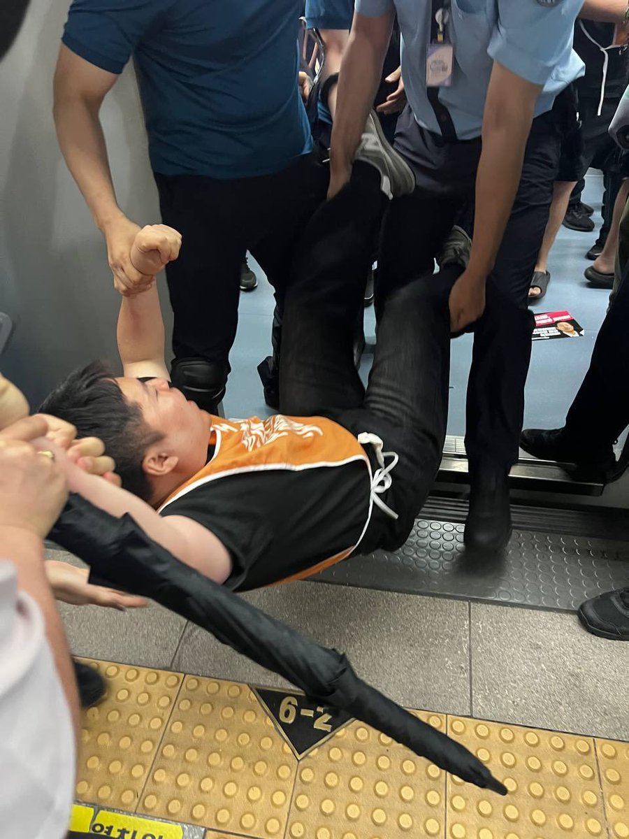 humanbe_'s tweet image. 왜 바닥에 누우면 체포 못하는 척함?
사지 잡고 끌어내는거 특기 아니었음?