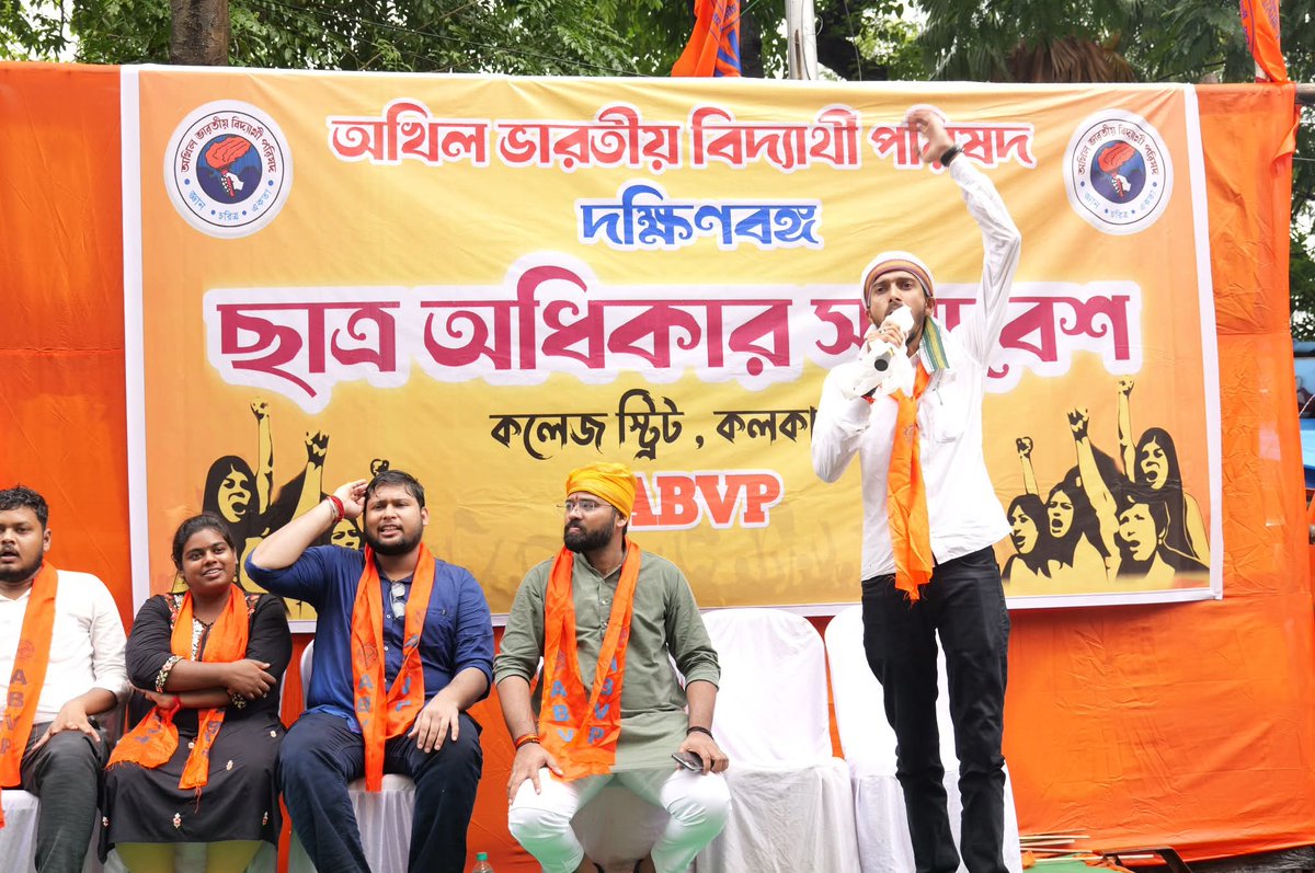 UtpalBrmn's tweet photo. ABVP দক্ষিণবঙ্গের ডাকে কলকাতার কলেজ স্ট্রিটে রাজ্যজুড়ে বিভিন্ন দুর্নীতি , ধর্ষকদের শাস্তি এবং দ্রুত ছাত্র নির্বাচনের দাবি সহ বিভিন্ন দাবিতে  "ছাত্র অধিকার সমাবেশ"। 
প্রধান বক্তা হিসেবে উপস্থিত ছিলেন রাষ্ট্রীয় সাধারণ সম্পাদক ,শ্রী  বীরেন্দ্র সিং সোলাঙ্কি‌ মহাশয়।
#ABVPBanga https://t.co/RZxkruEl00