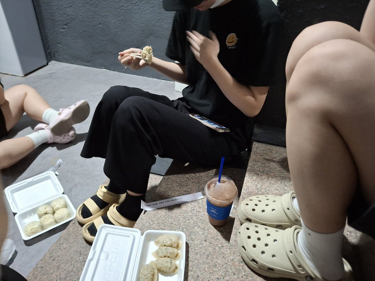 연습실 음식물 금지라서 이러고 만두 먹는중
센서등이 30초에 한번씩 꺼짐...