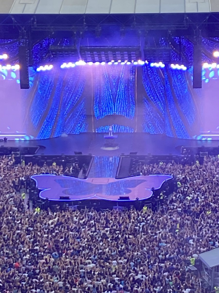 Codes_4's tweet photo. #concierto #aitana #metamorfosisseason #riyadhairmetropolitano https://t.co/hwA6SryDhO