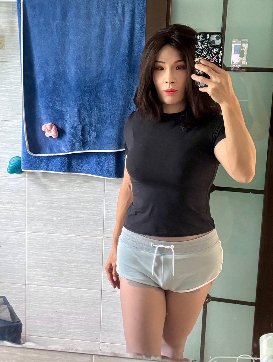 這位阿姨怎麼下面鼓鼓的😛
#CreaFX #Sissy #雌墮 #男娘人夫 #BBC