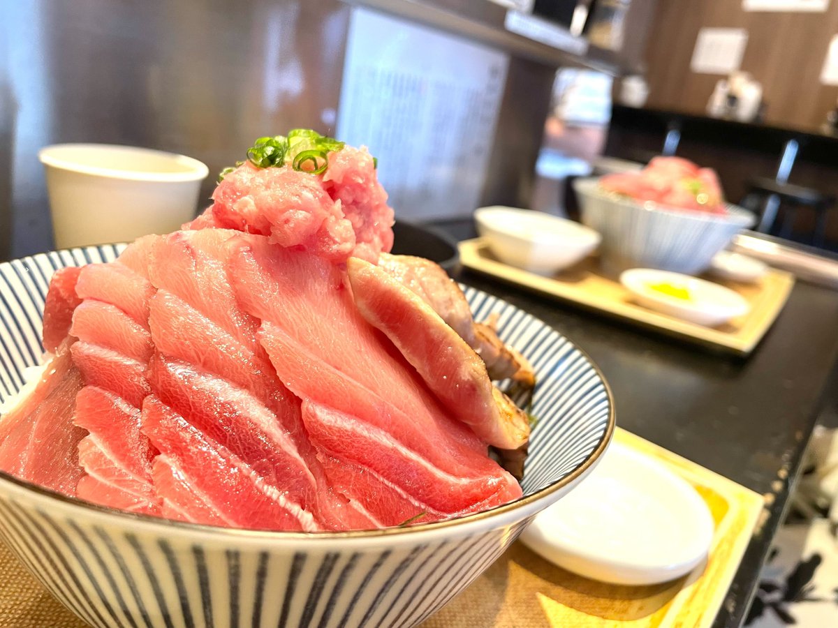 【神田ランチ紹介🍴】
今日はオフィス近くで「まぐろ丼」ランチ🐟✨
ねぎとろ・赤身・とろ・炙り…いろんなまぐろが乗っていて、見た目も味も大満足！
魚だし塩で味変できるのも嬉しいポイント◎

神田はおいしいランチがいっぱいで日々の楽しみになってます😋