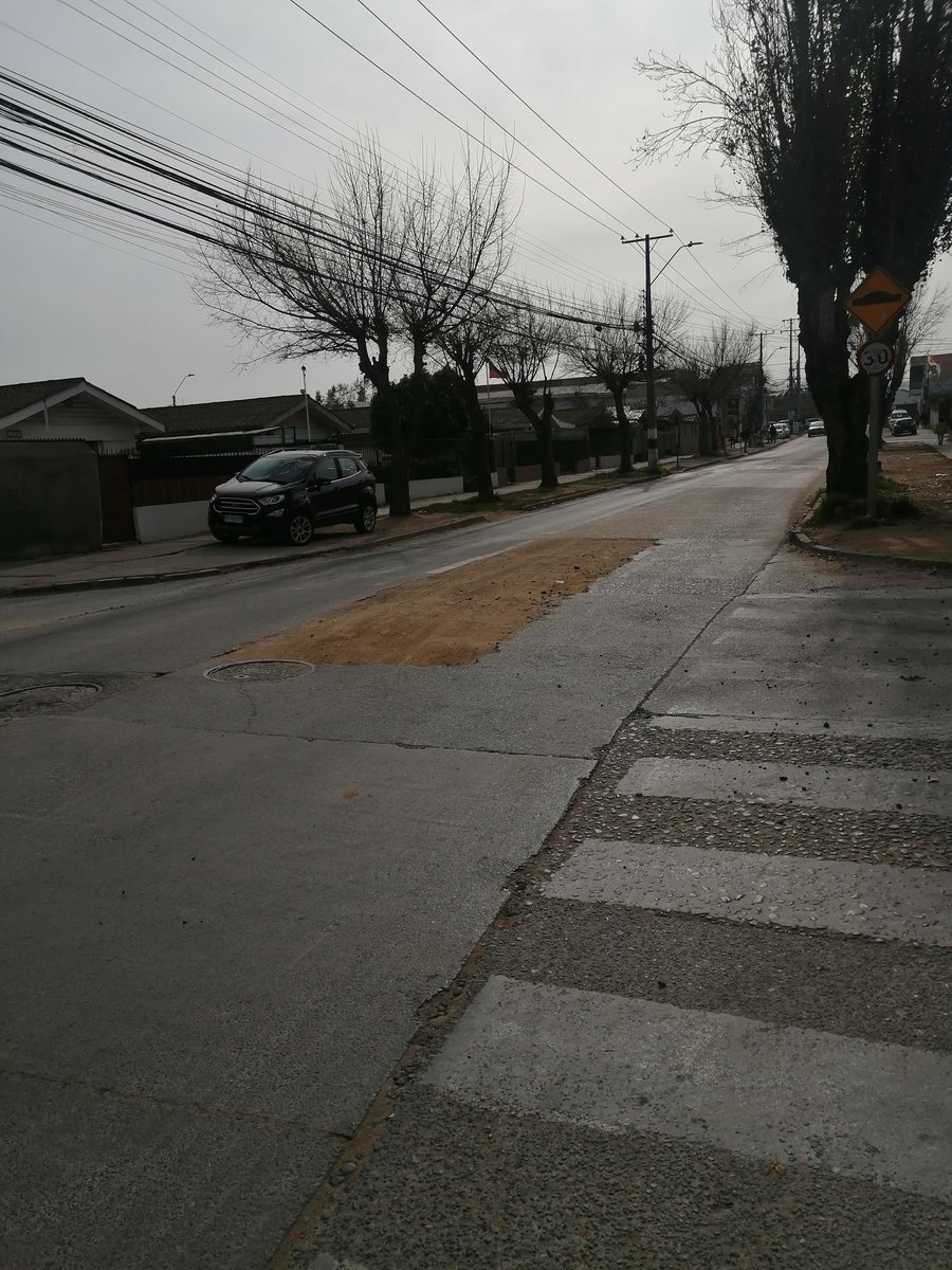 En la esquina de calle huanhuali con calle Diaz en #VillaAlemana hay hace rato una excavación en malas condiciones de <a href="/_ESVAL/">_ESVAL</a> y ahora con la lluvia puede provocar un accidente <a href="/SISS_CHILE/">SISS</a>, asi estaba antes de llover, imagínense ahora y no está señalizada tampoco