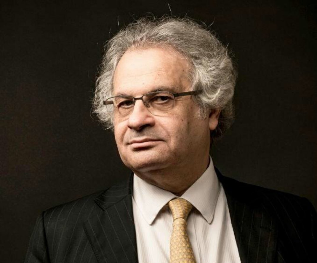 "Onurlu bir insan, susuzluğunu giderdiği kuyuya taş atmaz."

—Amin Maalouf