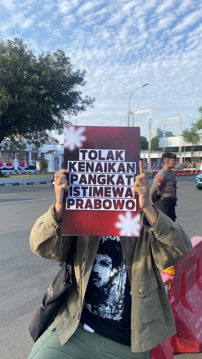#TolakKenaikanPangkatPrabowo

Sebelum Prabowo terpilih jadi Presiden, Prabowo sempat diberi pangkat jenderal kehormatan bintang 4 oleh Jokowi Presiden sebelumnya.