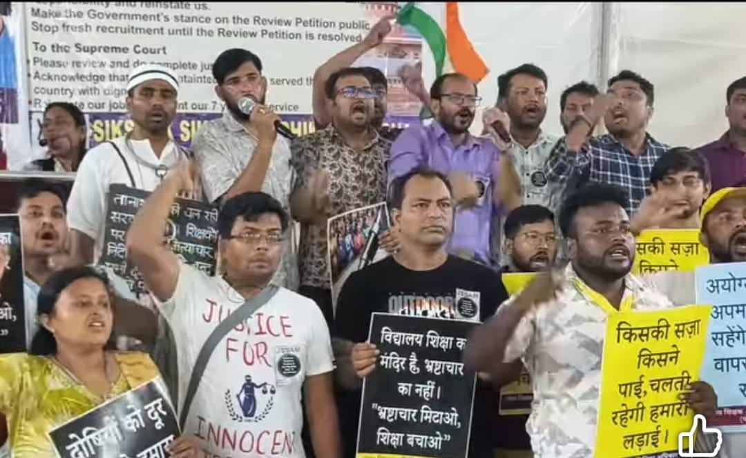 kunalmanda25228's tweet photo. #SaveUntaintedTeachersWbssc2016 
Innocent we stand with chalk in hand,
Why are we punished across this land?
WeAre untainted JusticeForTeachers SLST2016

#WeAreUntainted #JusticeForTeachers #WBSLST2016
@rashtrapatibhvn
@PMOIndia
@EduMinOfIndia
@indSupremeCourt
@MamataOfficial https://t.co/2n2KW8hPOZ