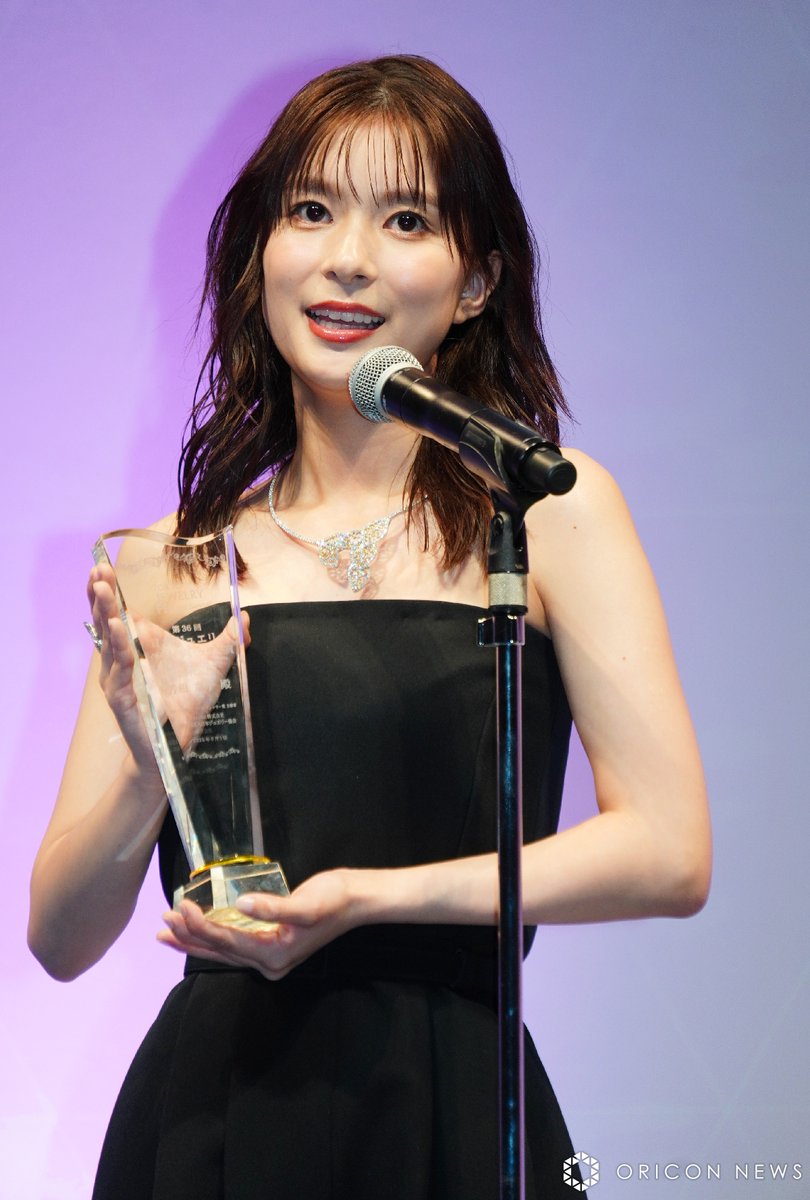 oricon's tweet photo. 🏆️日本ジュエリー ベストドレッサー賞

山田涼介、授賞式に登壇❗️
3250万円のネックレスに1500万円のブローチ
「う～ん…頑張っていつか買いたいですね」
https://t.co/Ml61olMTGl

💎2025年の受賞者
芳根京子
仲里依紗
松本若菜
藤原紀香
山田涼介
藤本美貴＆庄司智春

#山田涼介 https://t.co/JrZGAyDKzY