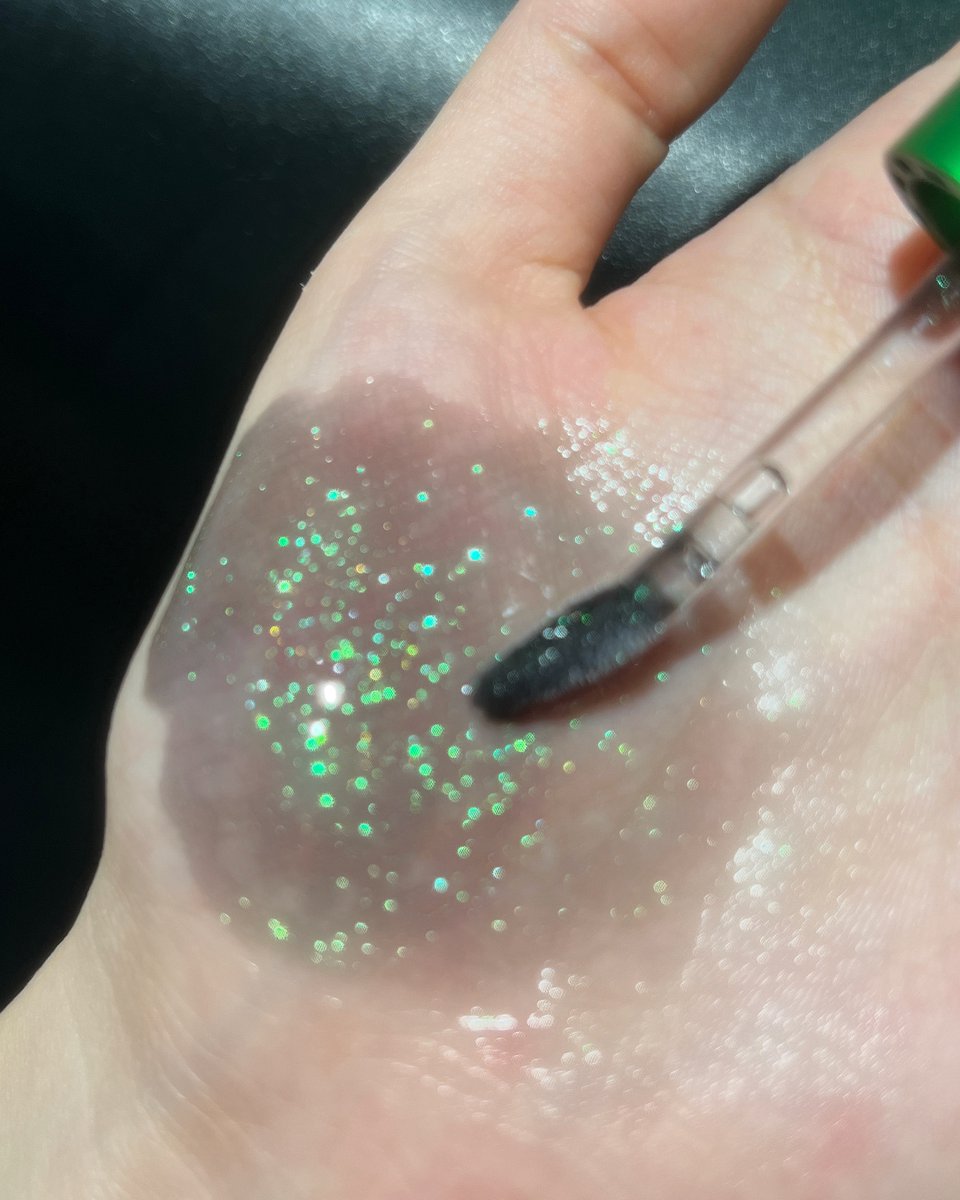 sheglamofficial's tweet image. Gloss that defies gravity ✨ 

Our Slowmo Lip Gloss delivers high-shine, micro-glitter magic with no sticky aftermath 💋

Find it now at SHEGLAM.com 💻

#SHEGLAMxTHEMATRIX #SHEGLAM #lipgloss