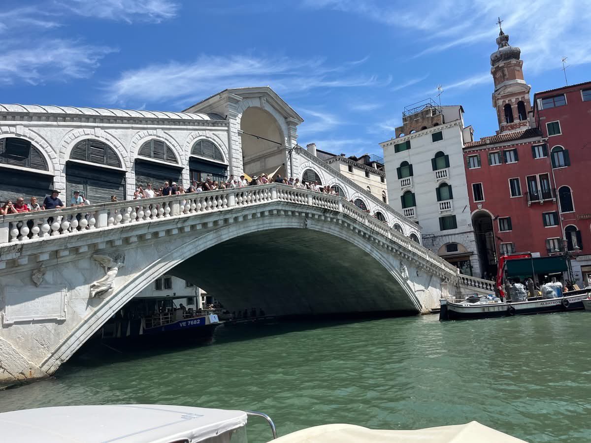AzorcanTours's tweet photo. Hockey Tours

The #Canada #Bears female U15 and 16+ teams had a day trip from #verona to one of the world's most unique cities, #venice #italy. It was a hot but enjoyable day for everyone,

#azorcantours #azorcan https://t.co/HDimTkDRZ3