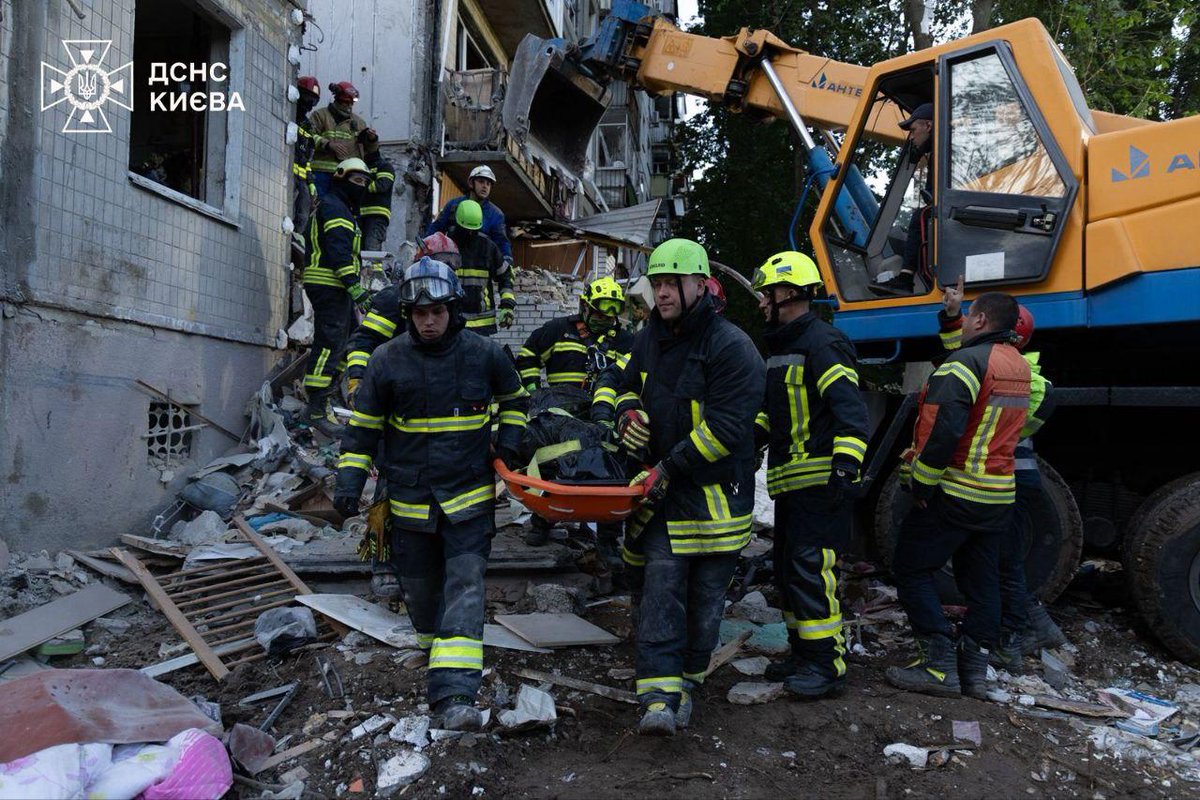 27 people are killed in a Russian air strike on Kyiv, among them three children. Another 159 people are injured. First responders keep working, but already found eleven bodies in this residential building alone. 

Photos: State Emergency Service of Ukraine