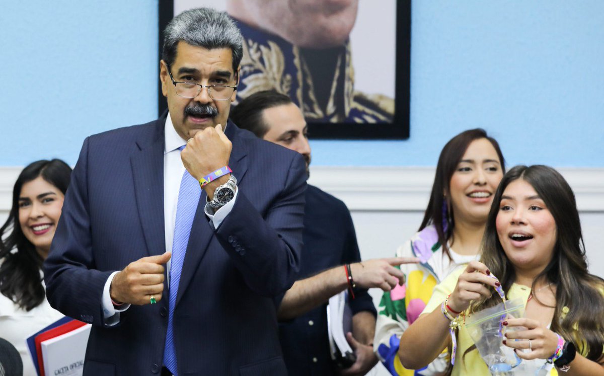 AnthoniVNZLA's tweet photo. Presidente @NicolasMaduro: «Seguimos empeñados en la formación de liderazgos juveniles auténticos»

https://t.co/zl1QUThTaZ https://t.co/fedd1gjbWu