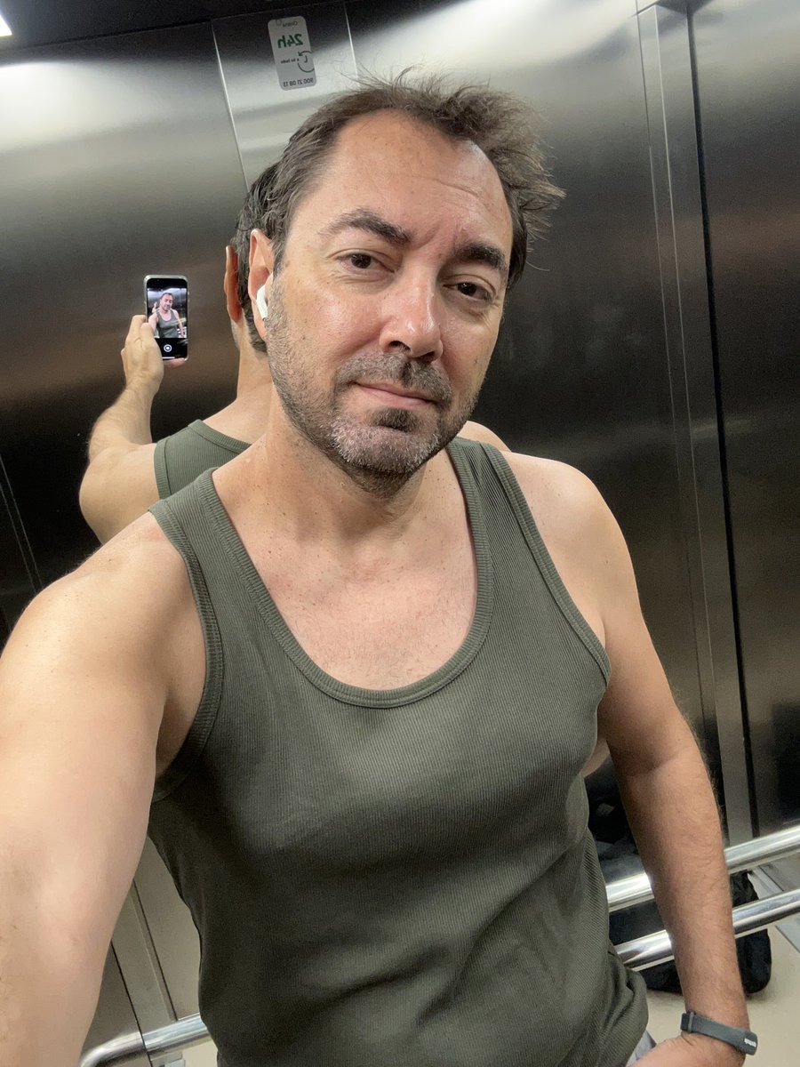 selfie innecesario nº (…)

utilizando el ascensor, la única máquina del gimnasio que uso de verdad durante la entrenasión, para seguir avanzando en la modelasión

buenos días y feliz viernes!!