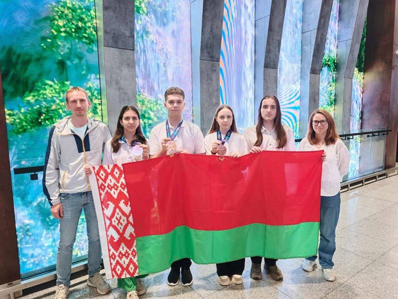 BelarusTurk_tr's tweet photo. 🔬🇧🇾Büyük Başarı!
Belaruslu öğrenciler, Uluslararası Biyoloji Olimpiyatı’nda 3 bronz madalya kazandı!
🏆 Kazananlar:
✅ K.Borisyenok (Ushachi)
✅ A.Drozd (Vitebsk)
✅ A.Tenyugo (Dolgoye)
⭐ V.Pirogov’a takdir belgesi verildi.
🌍 7️⃣8️⃣ülkeden 300’den fazla rakibi geride bıraktılar! https://t.co/Fn9ofMSfEn