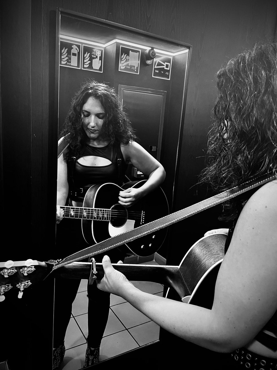 About last night 🎸⚡️
Minutos antes de salir a stage