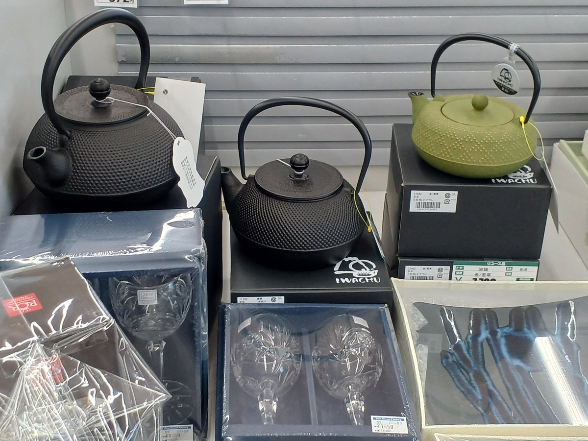 off_niitsu's tweet photo. 毎日暑い日🔥☀️が続きますが、新津店は元気に営業中です！
さて、本日は器を売場にお出しいたしました。
お盆に向けて新しい器でお客様をお迎えしませんか？ https://t.co/qlc0tjFkVh