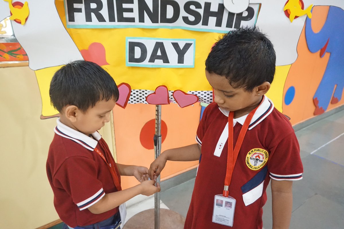 MMPublicschool1's tweet image. Friendship Day Celebration
A special assembly was held for Pre-Primary students to celebrate Friendship Day. Children exchanged friendship bands and handmade cards, expressing love and care for their friends. #cardsandbands #MMPUBLICSCHOOL #FunFilledDay