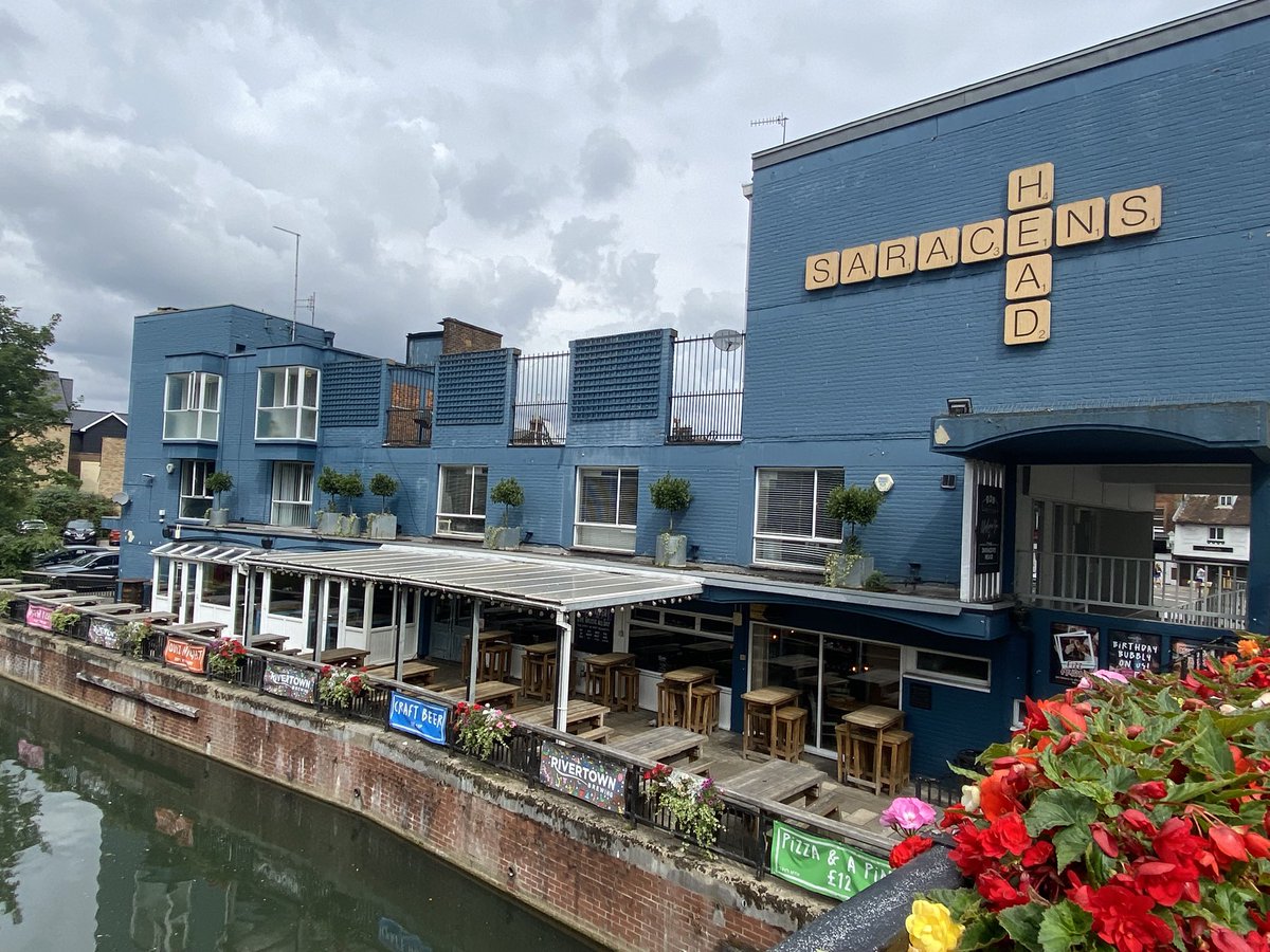 #pubfrontfriday with a hint of #flowersonfriday from the Saracens Head. Riverside pub in Ware